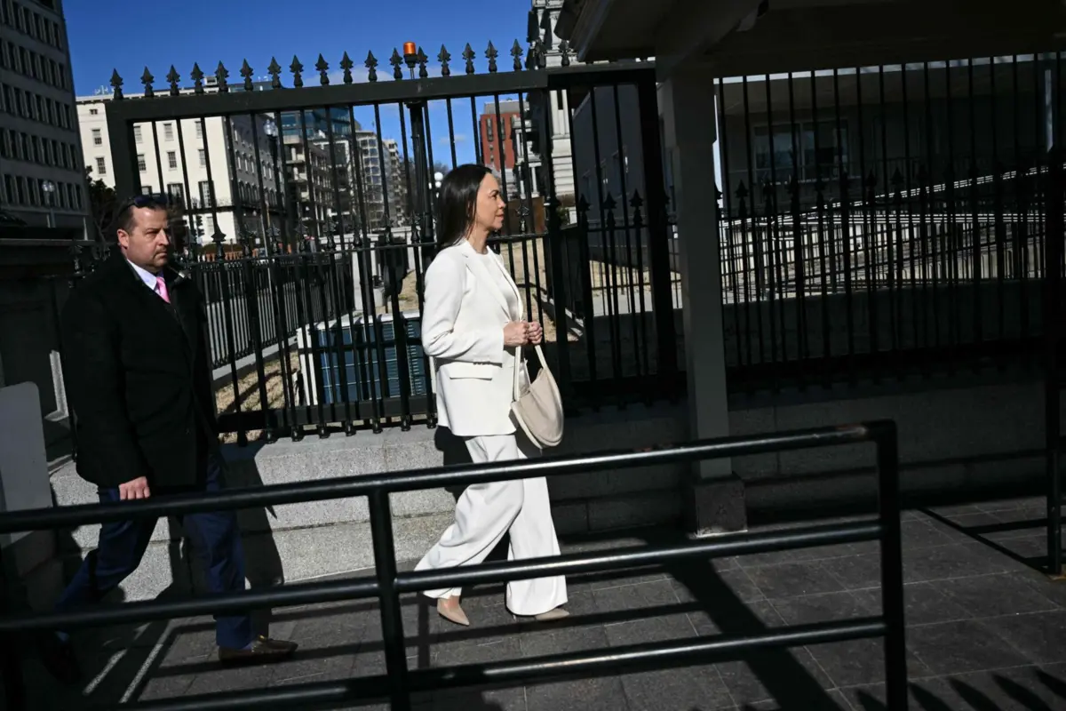 Corina entrou a pé no recinto da Casa Branca