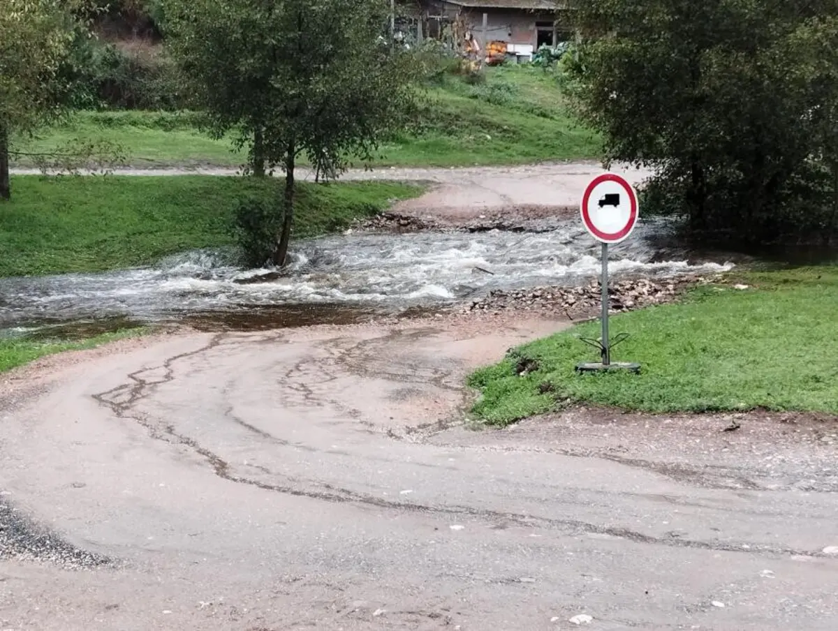 Passagem ficou coberta pela subida do rio