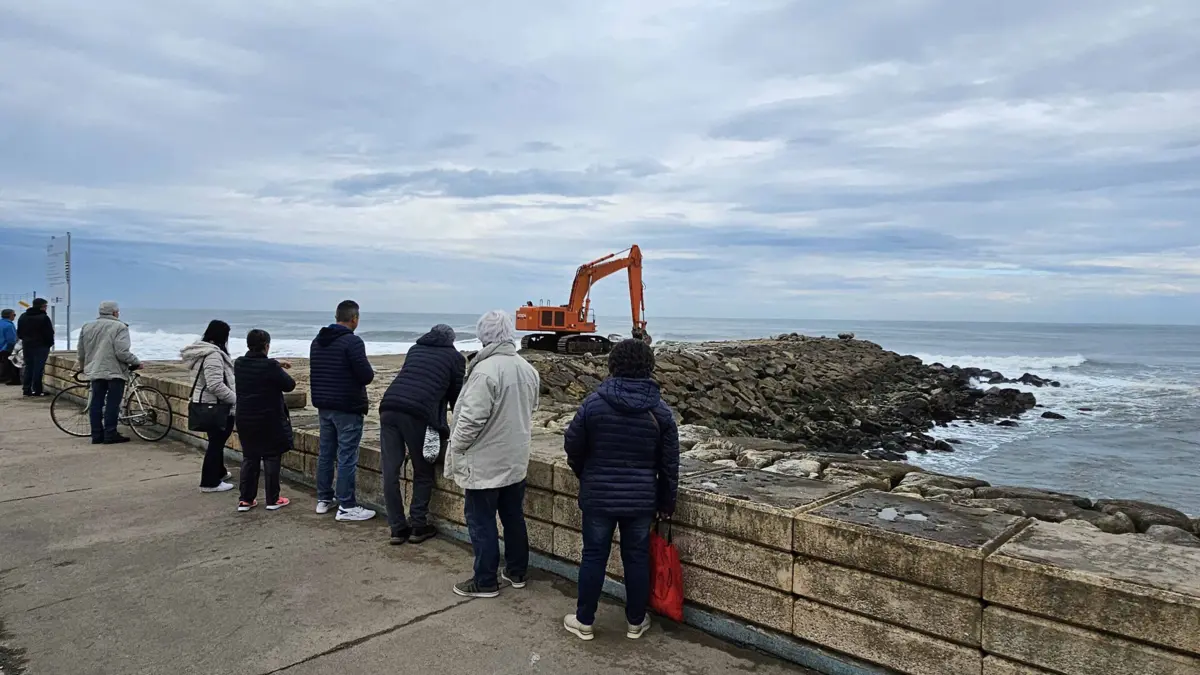 Populares observam obras de reforço da zona costeira