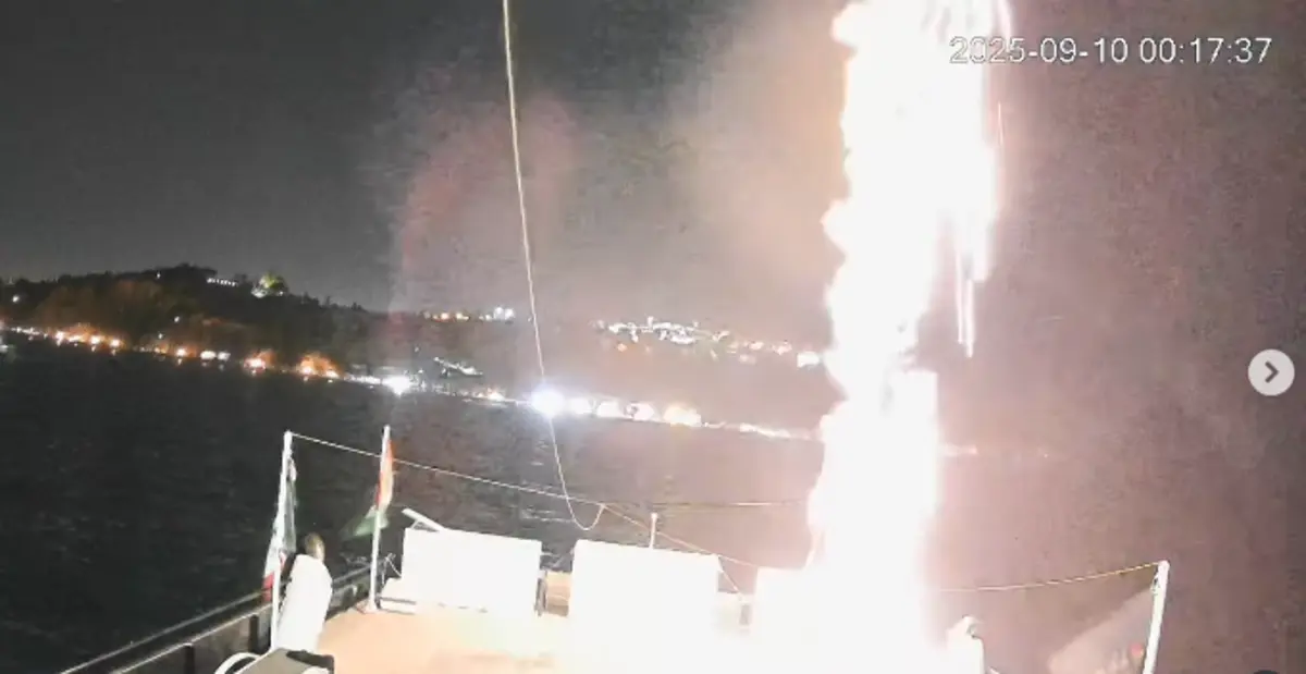 Vídeo mostra bola de fogo a cair no barco