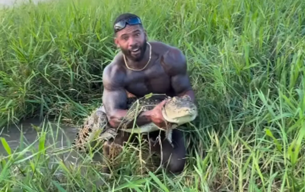 O influenciador diz que os vídeos têm "fins educativos"