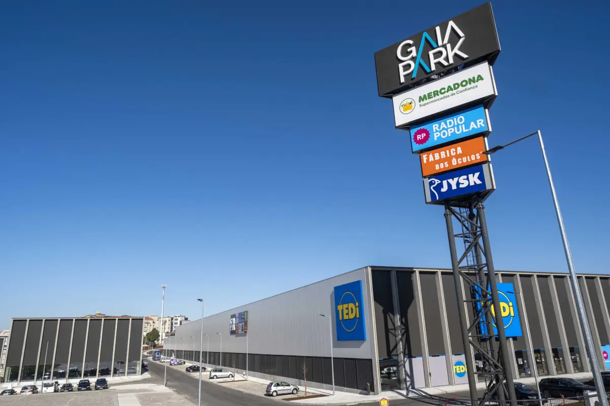 Terreno arrendado às empresas estende-se ao longo de sete hectares e tem muito estacionamento