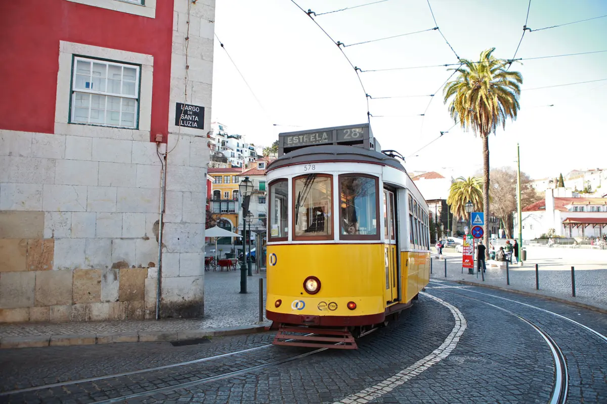 Mulher é suspeita de 11 assaltos em elétricos de Lisboa