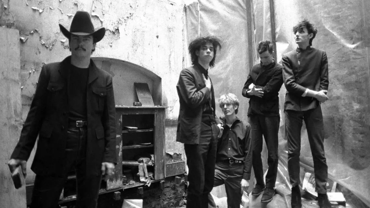 The Birthday Party (da esquerda para a direita): Tracy Pew, Nick Cave, Phil Calvert, Mick Harve e Rowland S. Howard.