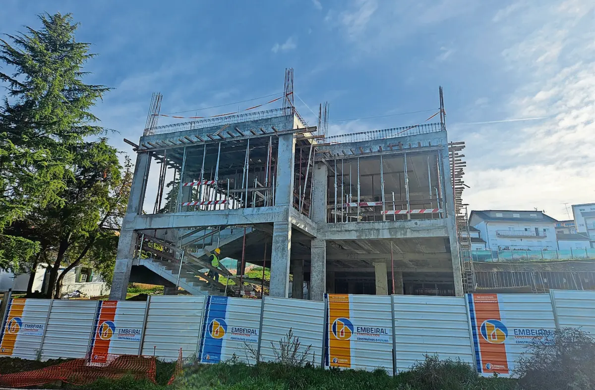 Construção não respeita plano de urbanização, diz Carlos Costa. Politécnico defende a legalidade da obra