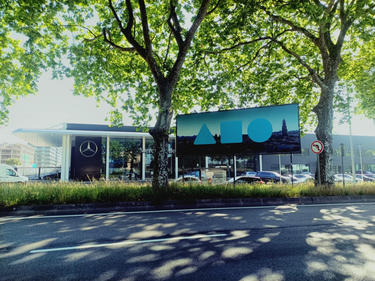 Campanha de Manuel Pizarro aposta em painéis com formas geométricas que simbolizam segurança, habitação e mobilidade