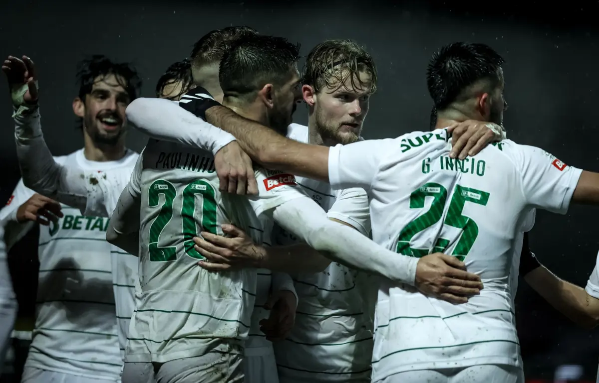 Festejos do golo de Paulinho, o primeiro dos três que o Sporting marcou em Chaves