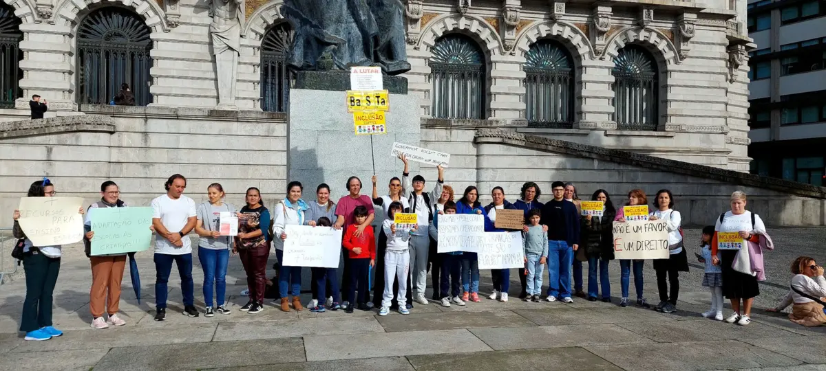 Dezenas de pessoas concentradas em frente ao edifício da câmara municipal do Porto