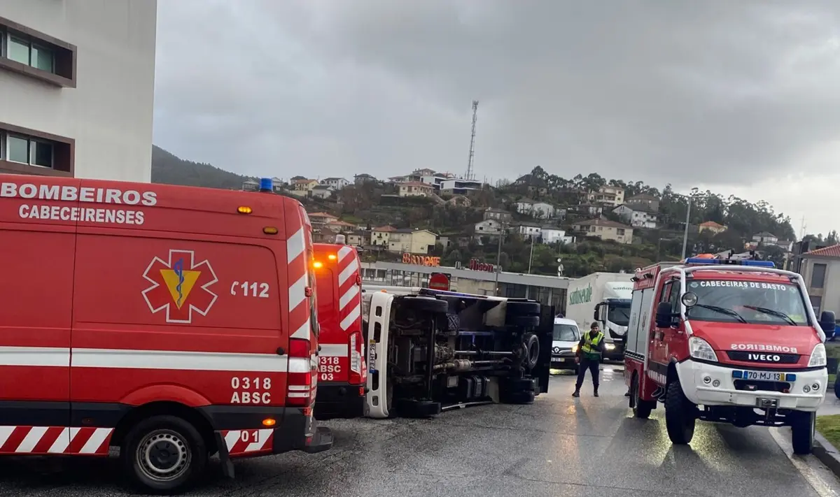 Despiste seguido de capotamento lateral do camião