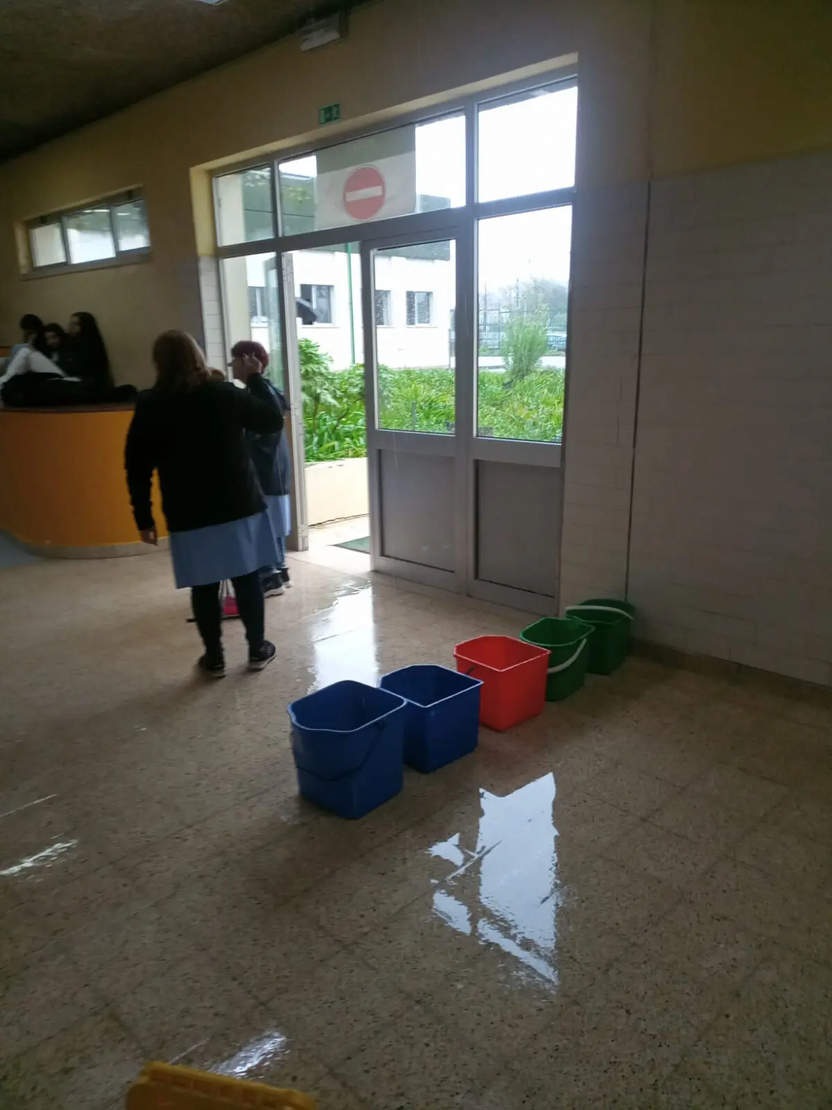 Baldes na escola para aparar a água