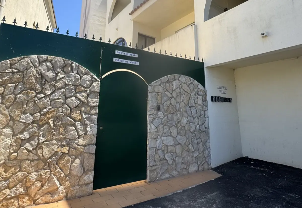 Os homens estavam de férias no Algarve, no alojamento turístico Duas Palmeiras