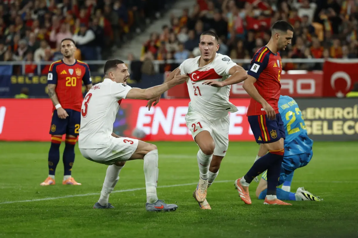 Deniz Gul estreou-se a marcar pela Turquia, que terá disputar o play-off para chegar ao Mundial