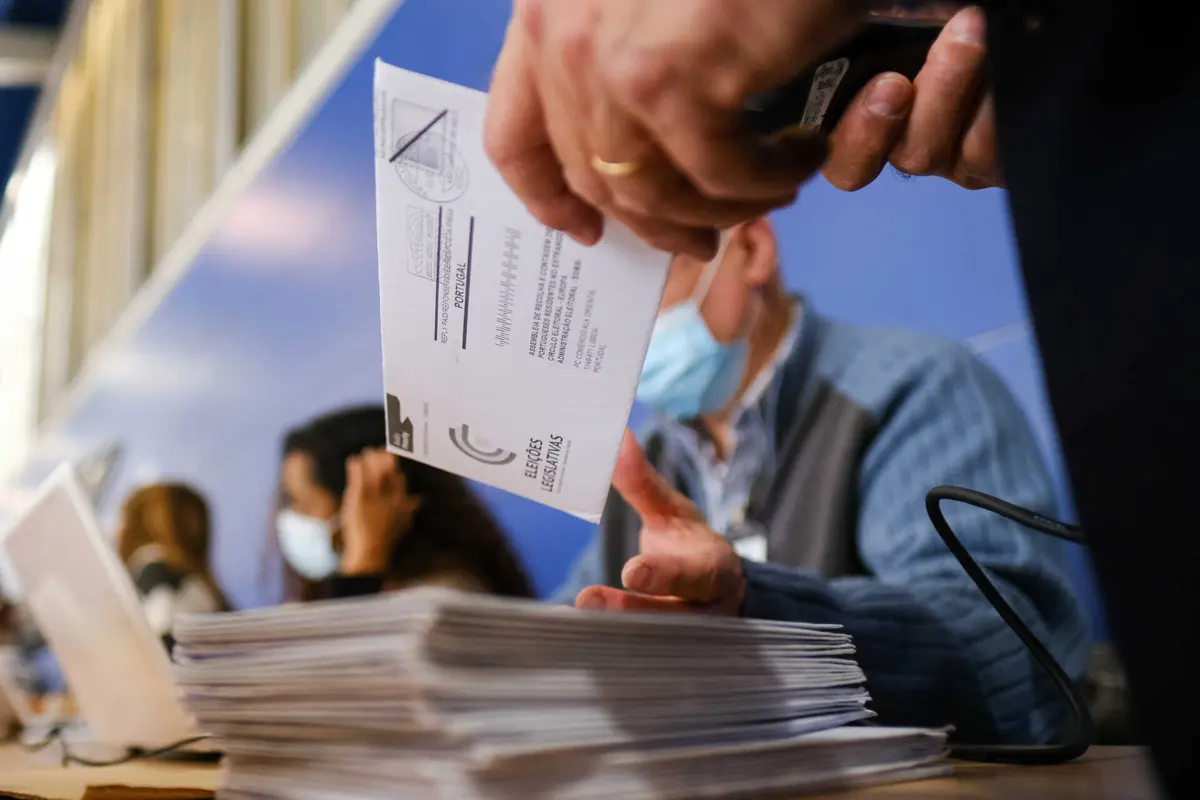 Serviços de registo têm de questionar emigrantes se querem ficar inscritos no recenseamento eleitoral