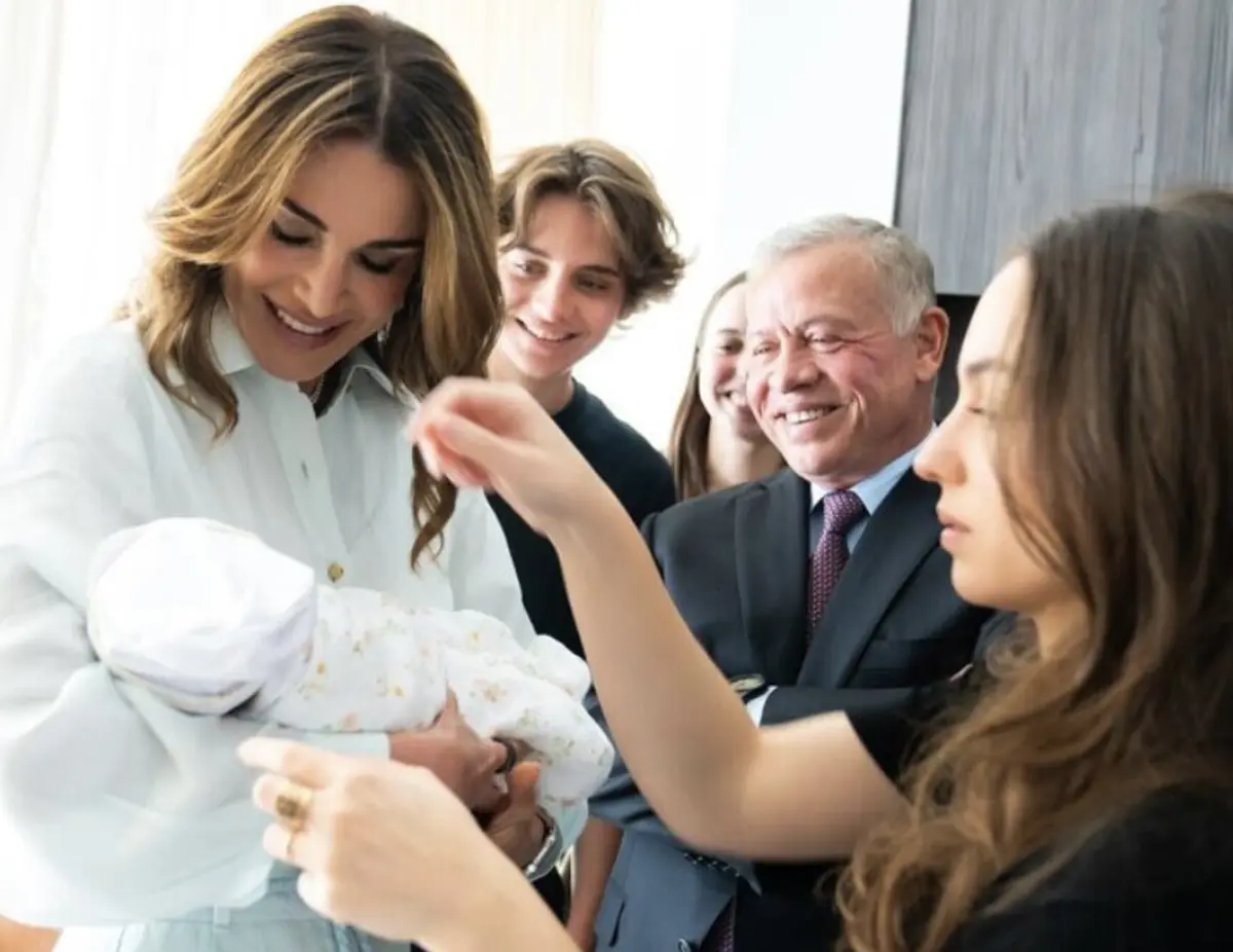 Reis da Jordânia estão encantados com o nascimento da primeira neta