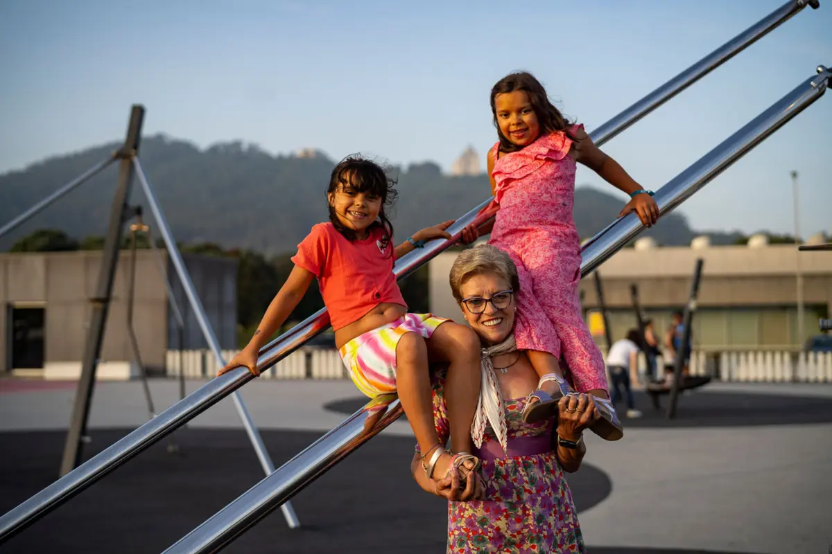 Laurinda Parente Branco com as netas, em Viana do Castelo