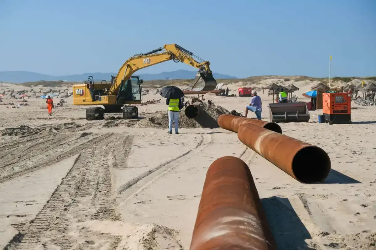 Caparica está a ser objeto de alimentação artificial com um milhão de metros cúbicos de areia nas praias urbanas