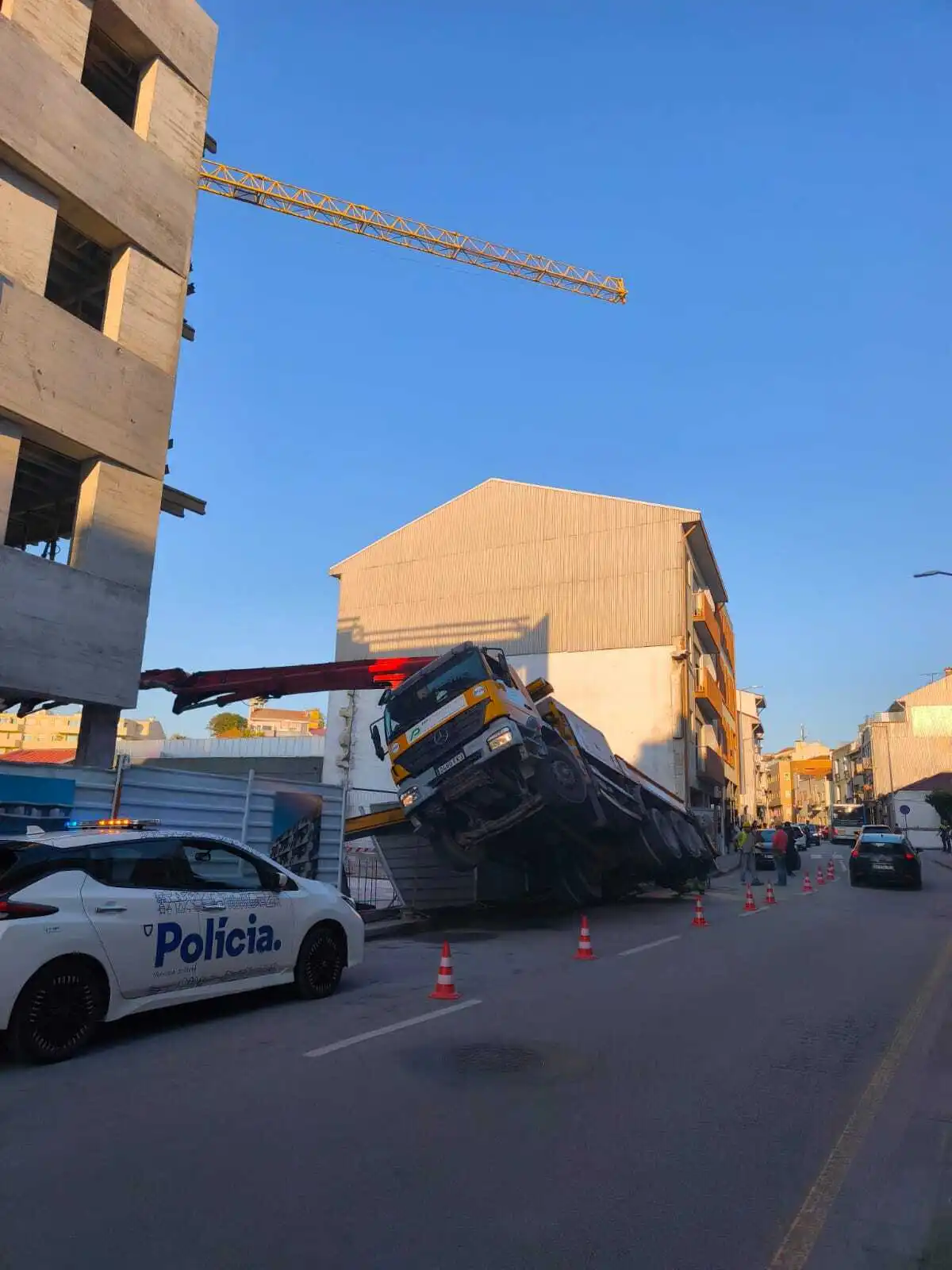 Camião tombou na Rua de S. Dinis, numa obra
