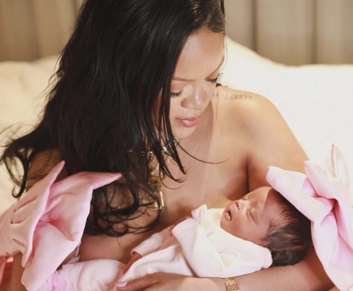 Rihanna já tem Rocki nos braços