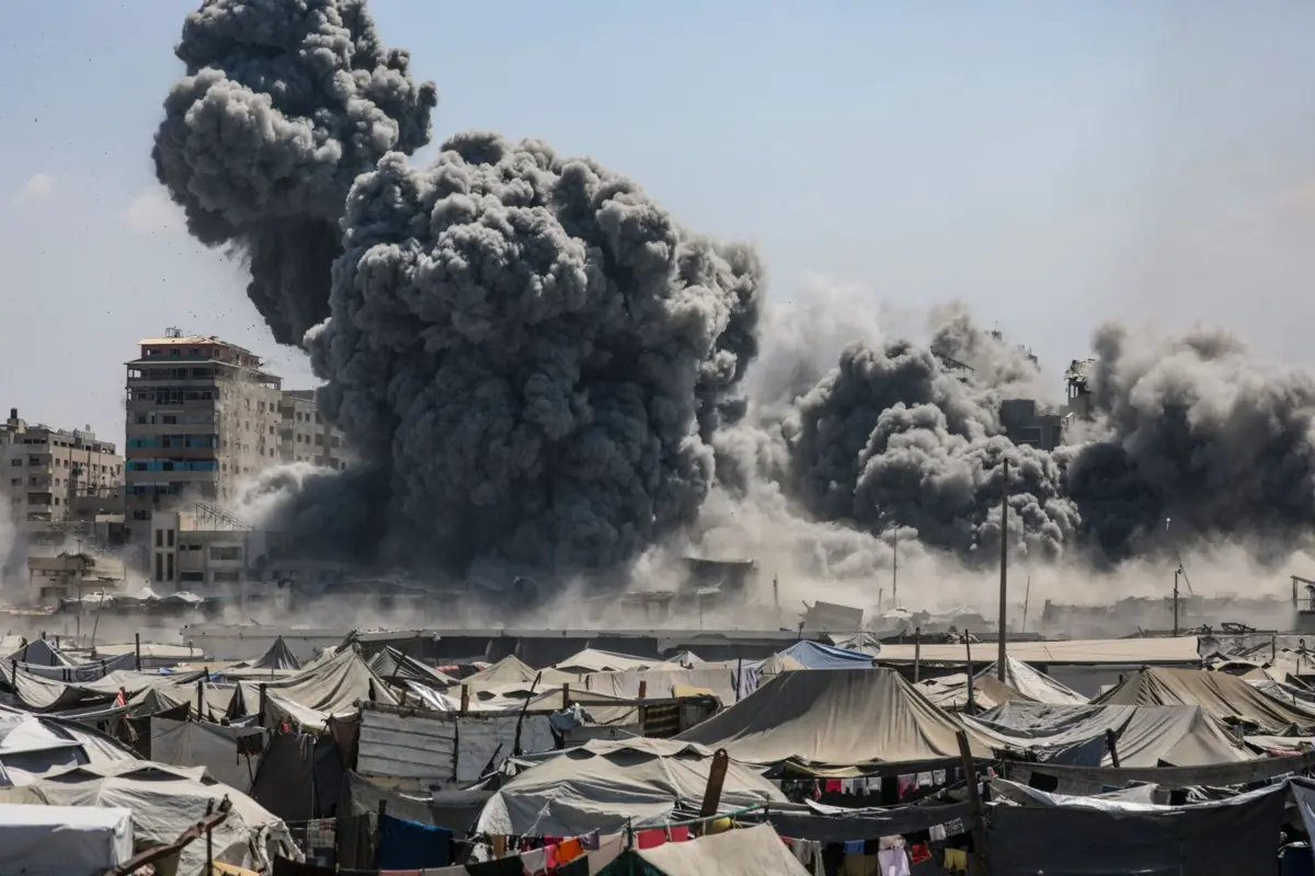 Israel bombardeia a Cidade da Gaza, onde estão um milhão de palestinianos