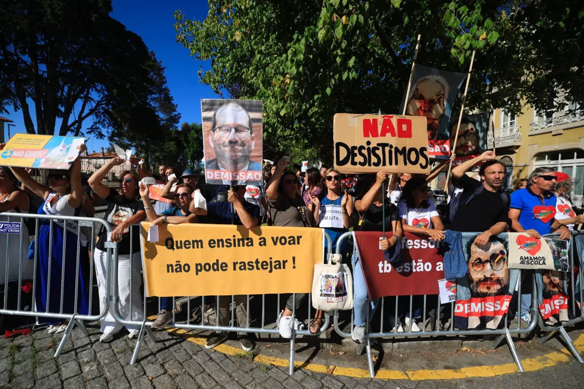 Imagem de contexto do artigo Dezenas de professores recebem António Costa e ministro em protesto no Porto