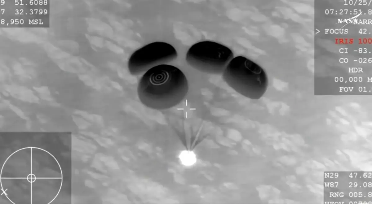 A aerragem dos astronautas de paraquedas, na Florida, esta sexta-feira