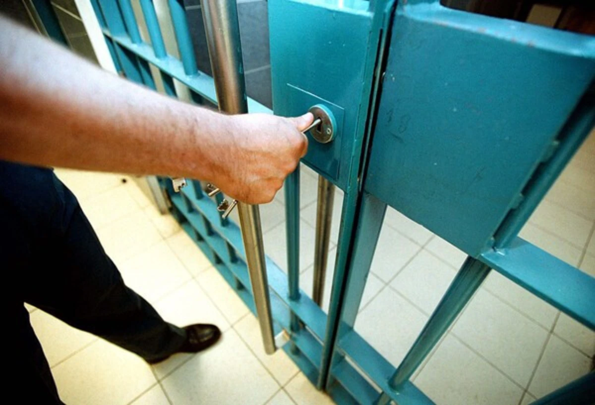 Telemóveis apreendidos seriam para entregar a reclusos