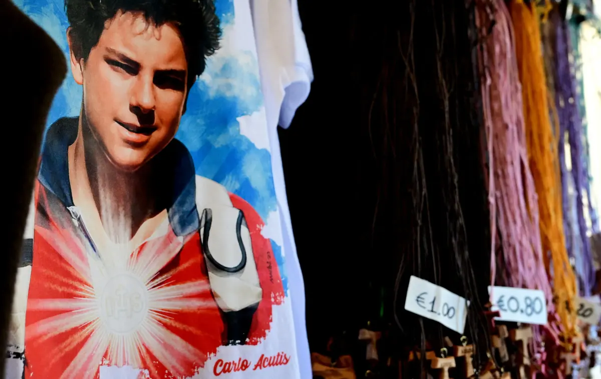 A imagem do beato, quase santo, tem sido objeto de merchandising, em Assis, Itália