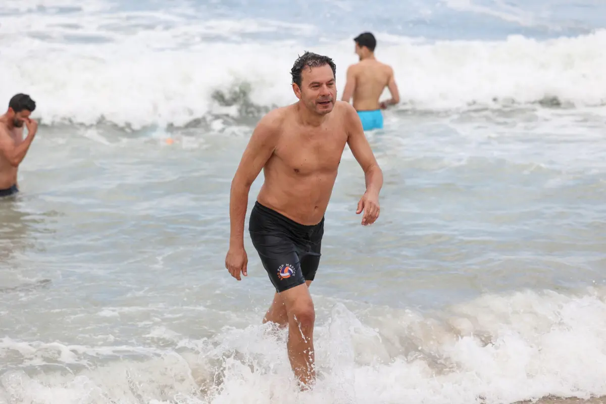 Montenegro jogou vólei de praia e deu um mergulho em Espinho