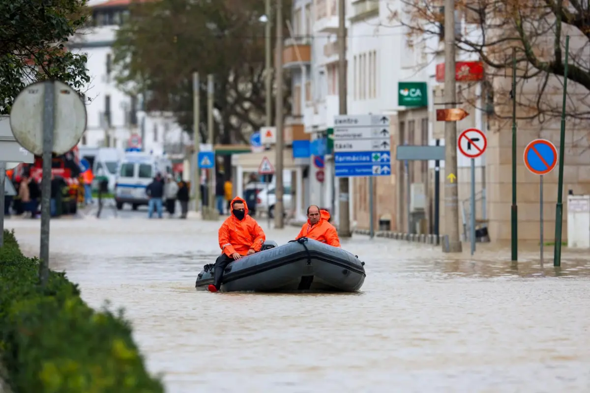 O rio Sado voltou a galgar as margens e inundou Alcácer do Sal