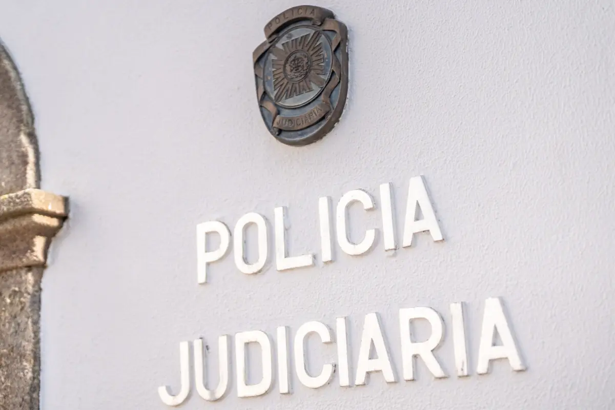 A mulher conseguiu fugir e pediu ajuda a um transeunte, que contactou as autoridades