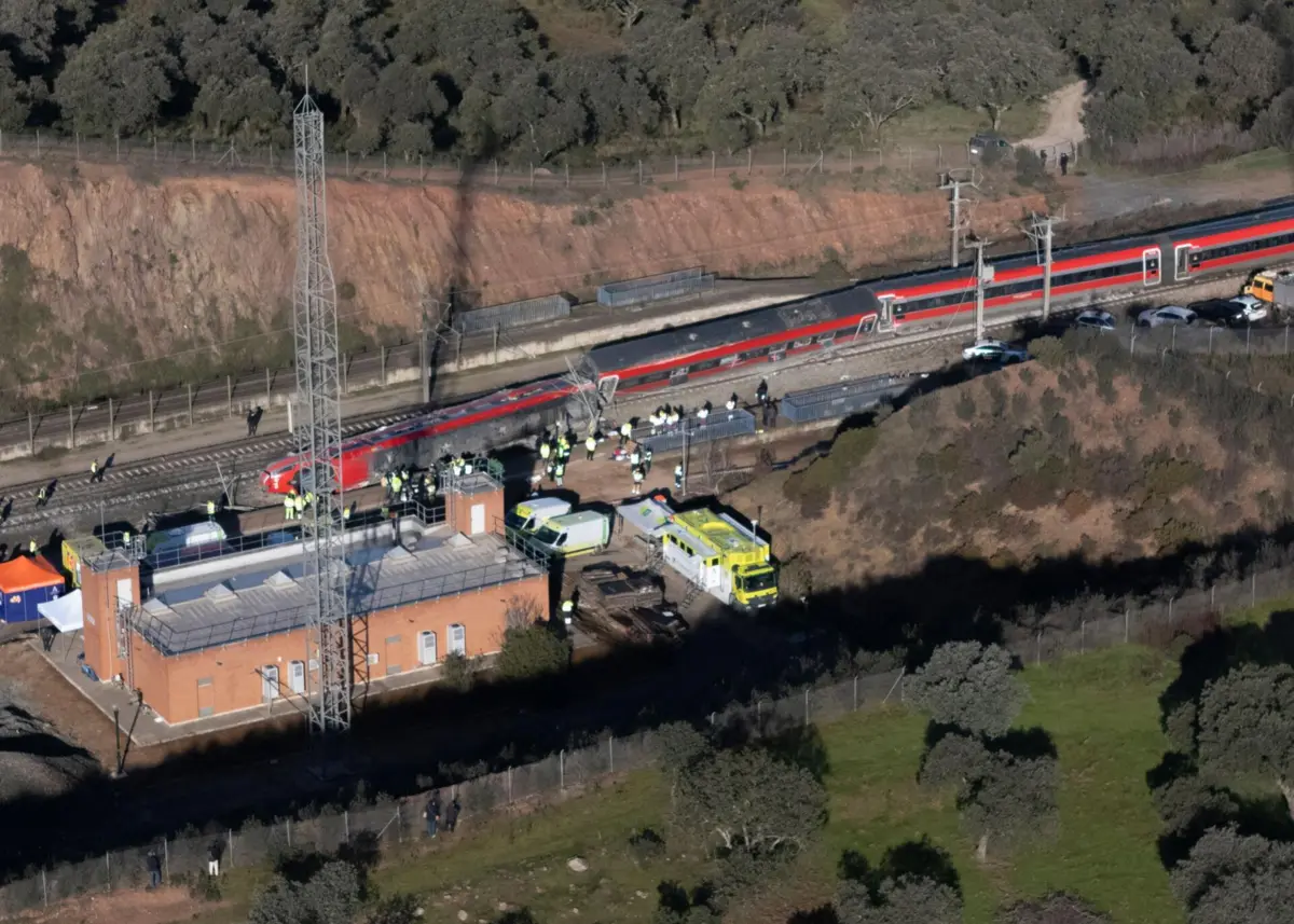 Os vagões do Iryo colidiram com os dois primeiros vagões do comboio da Renfe, que foram projetados e caíram por um aterro de cerca de quatro metros