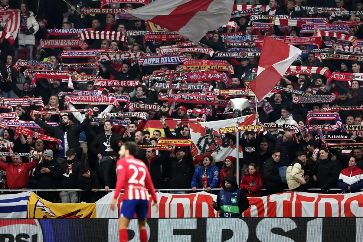 Adeptos do Atlético de Madrid durante um jogo dos "colchoneros" na Liga espanhola