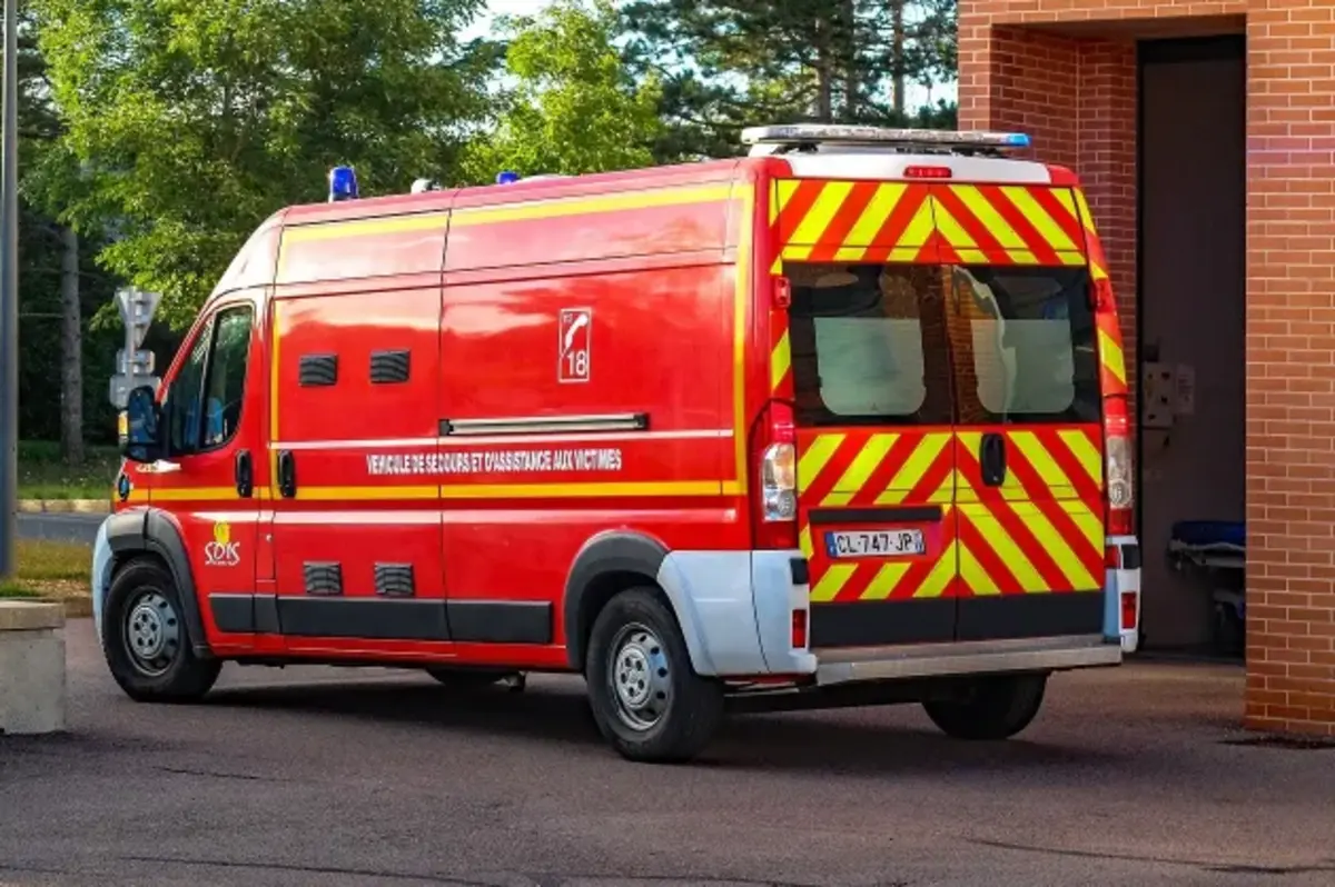 Incêndio numa antiga quinta isolada, rodeada de árvores e de um campo de girassóis, provocou ainda quatro feridos, um dos quais em estado considerado grave
