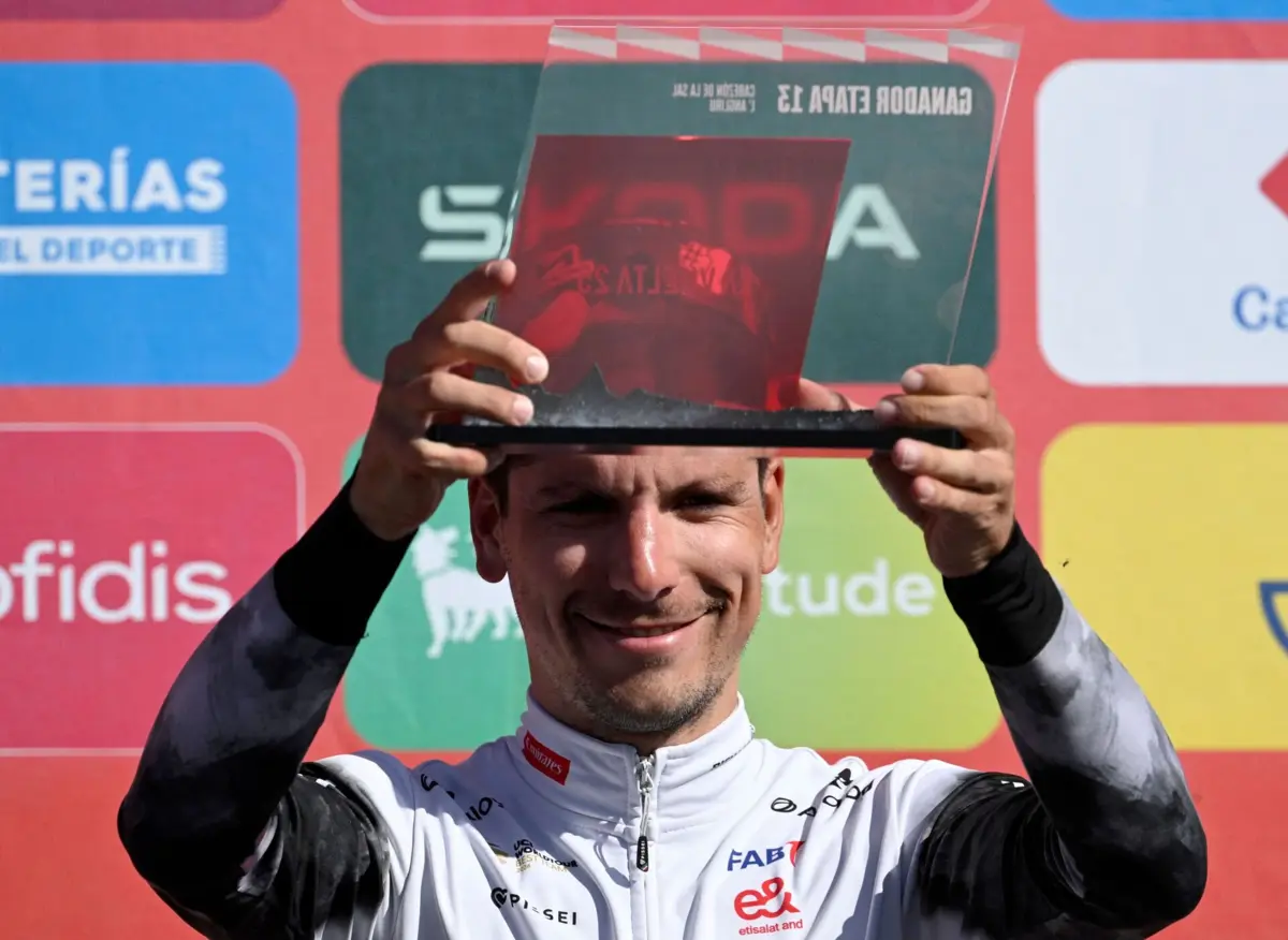 João Almeida com o troféu de vencedor da etapa no Angliru