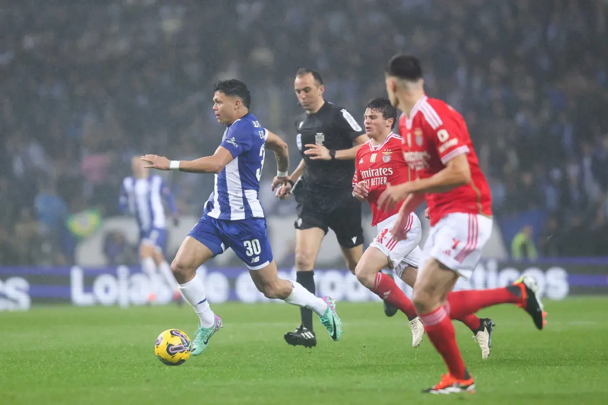 Imagem de contexto do artigo F. C. Porto e Benfica fintam o travão financeiro na mira do sucesso