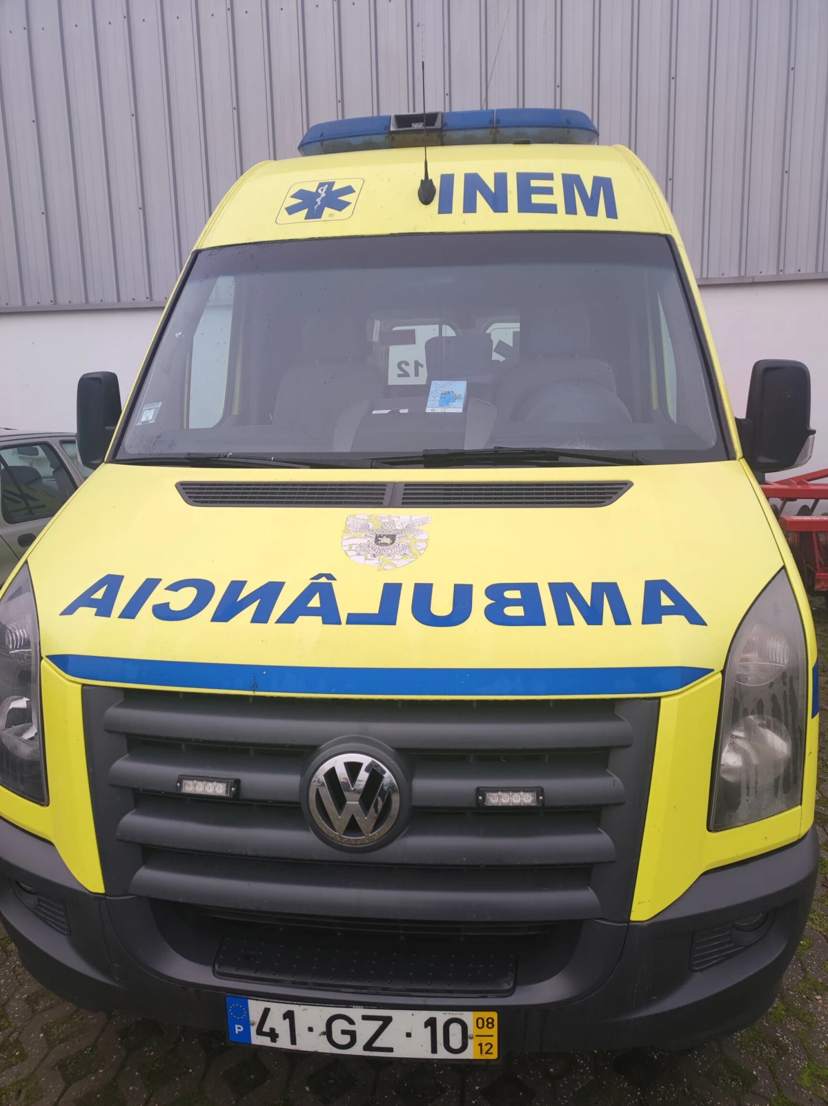 Com a ambulância do INEM parada, o socorro é feito em viaturas dos bombeiros.