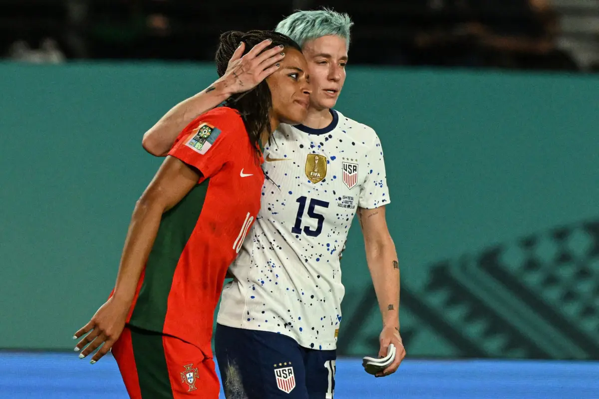 Jéssica Silva confortada por Megan Rapinoe
