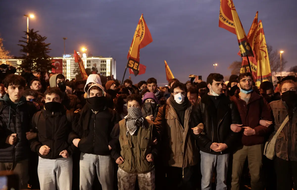 Milhares de pessoas voltam a sair às ruas em Istambul em apoio a opositor preso