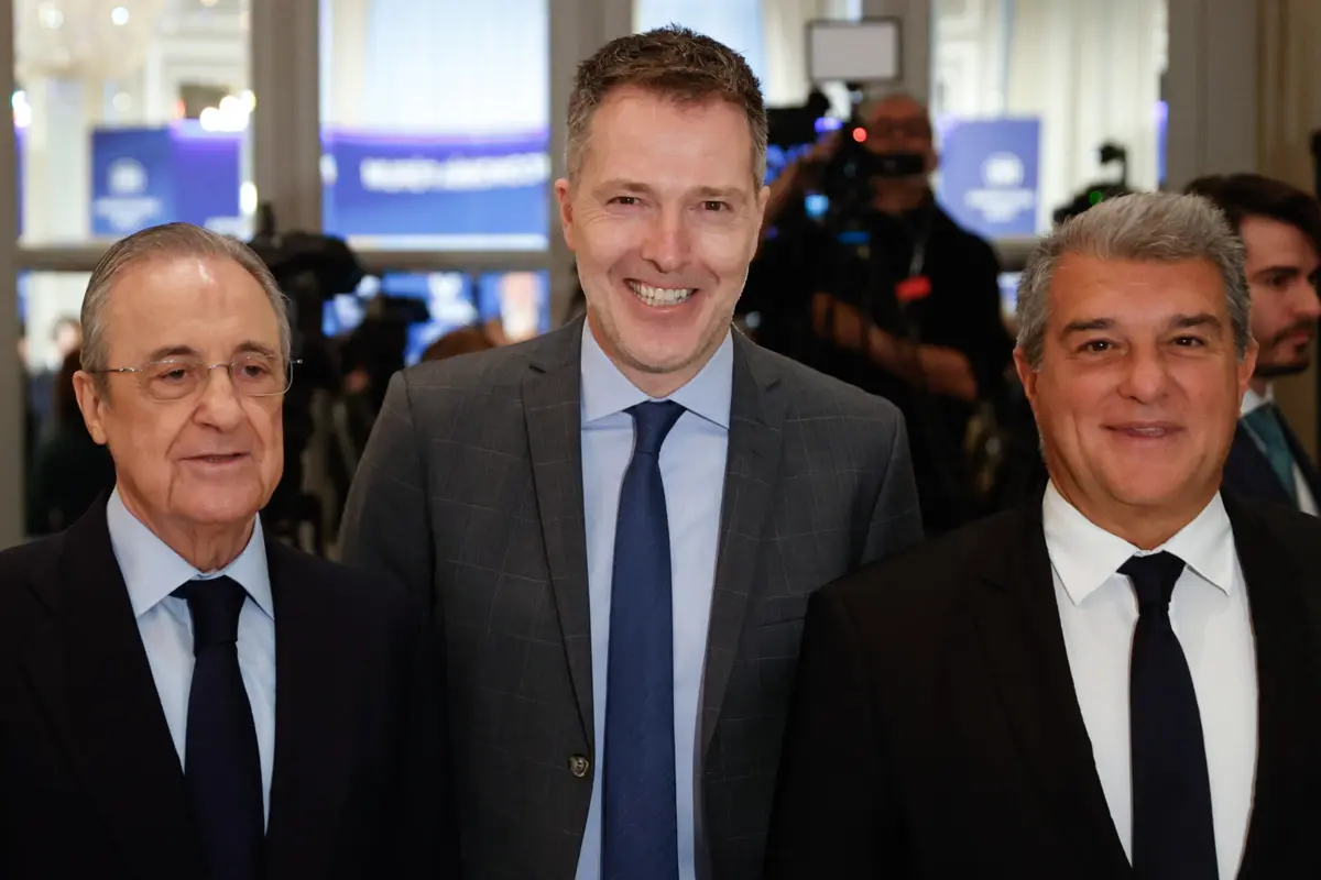 Florentino Pérez, presidente do Real Madrid, Bernd Reichart, CEO da empresa A22, e Joan Laporta, presidente do Barcelona