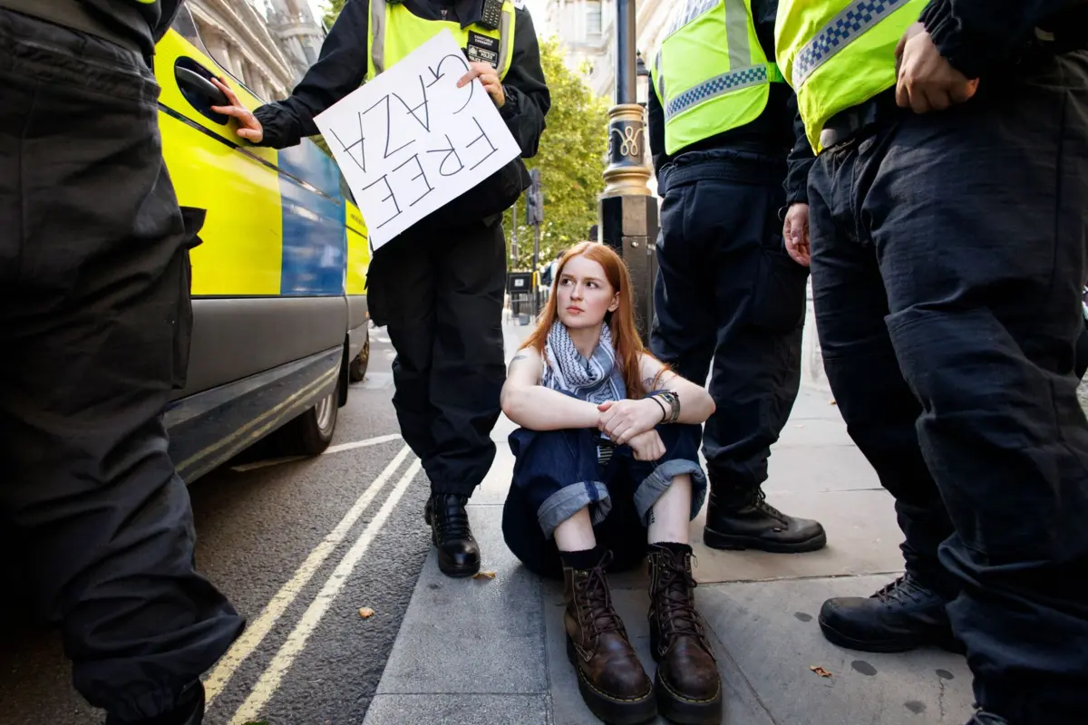 A polícia deteve no sábado 13 pessoas em Norwich