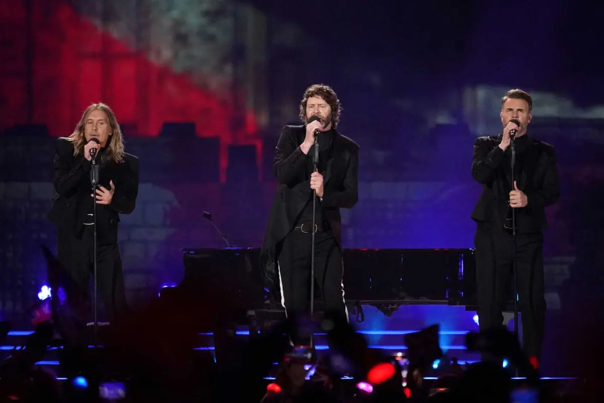 Os rapazes cresceram: Gary Barlow, Howard Donald e Mark Owen são hoje os senhores Take That, boys band criada na década de 1990 do séc. XX.