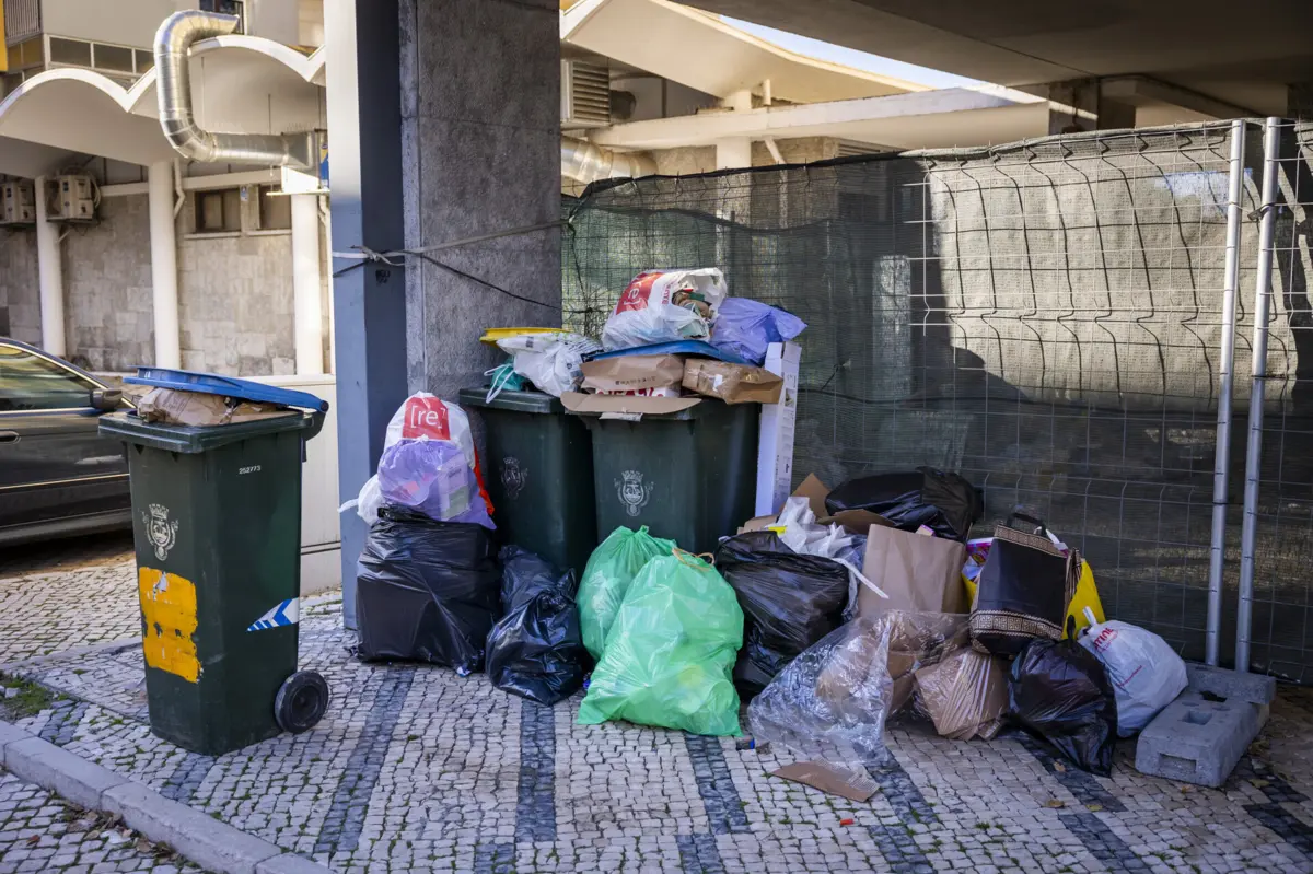Os contentores de resíduos sujos por vários dias podem dar lugar a uma compensação de 10 euros