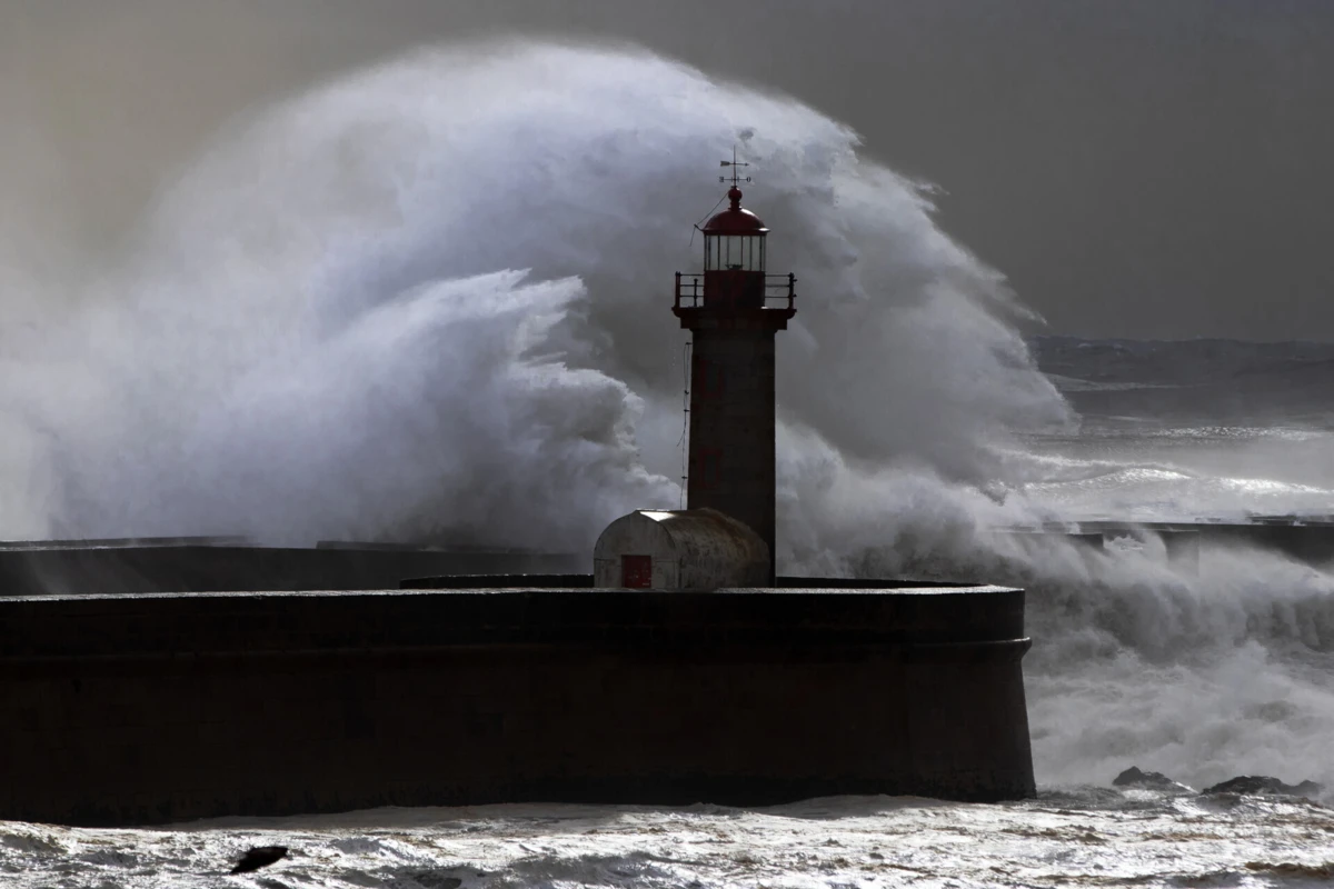 Ondas até cinco metros deixam oito distritos sob aviso amarelo