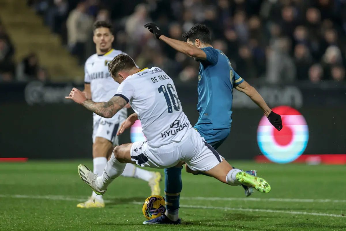 O momento em que Mehdi Taremi remata, de pé direito, para o segundo golo portista