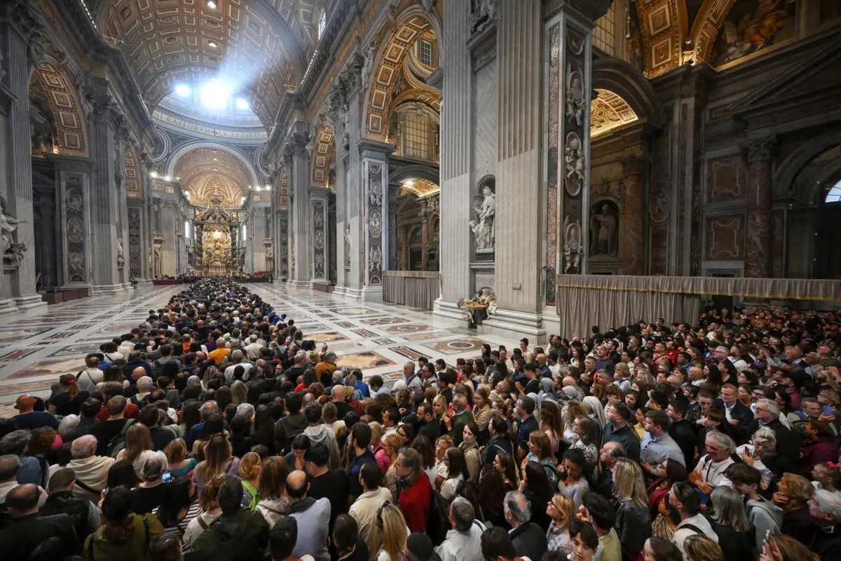 Milhares de pessoas quiseram homenagear o Papa Francisco na Basílica de São Pedro