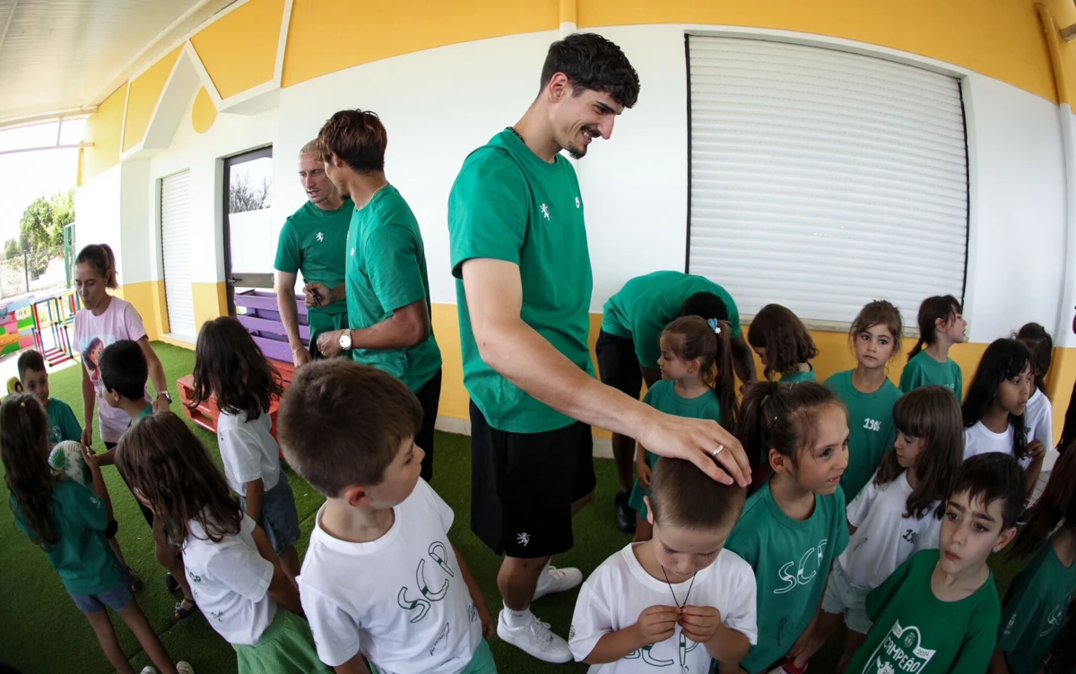 Kovacenic, que visitou centro infantil em Odiáxere, com Morita e Nuno Santos, admitiu erro, mas aponta à conquista de título de leão peito