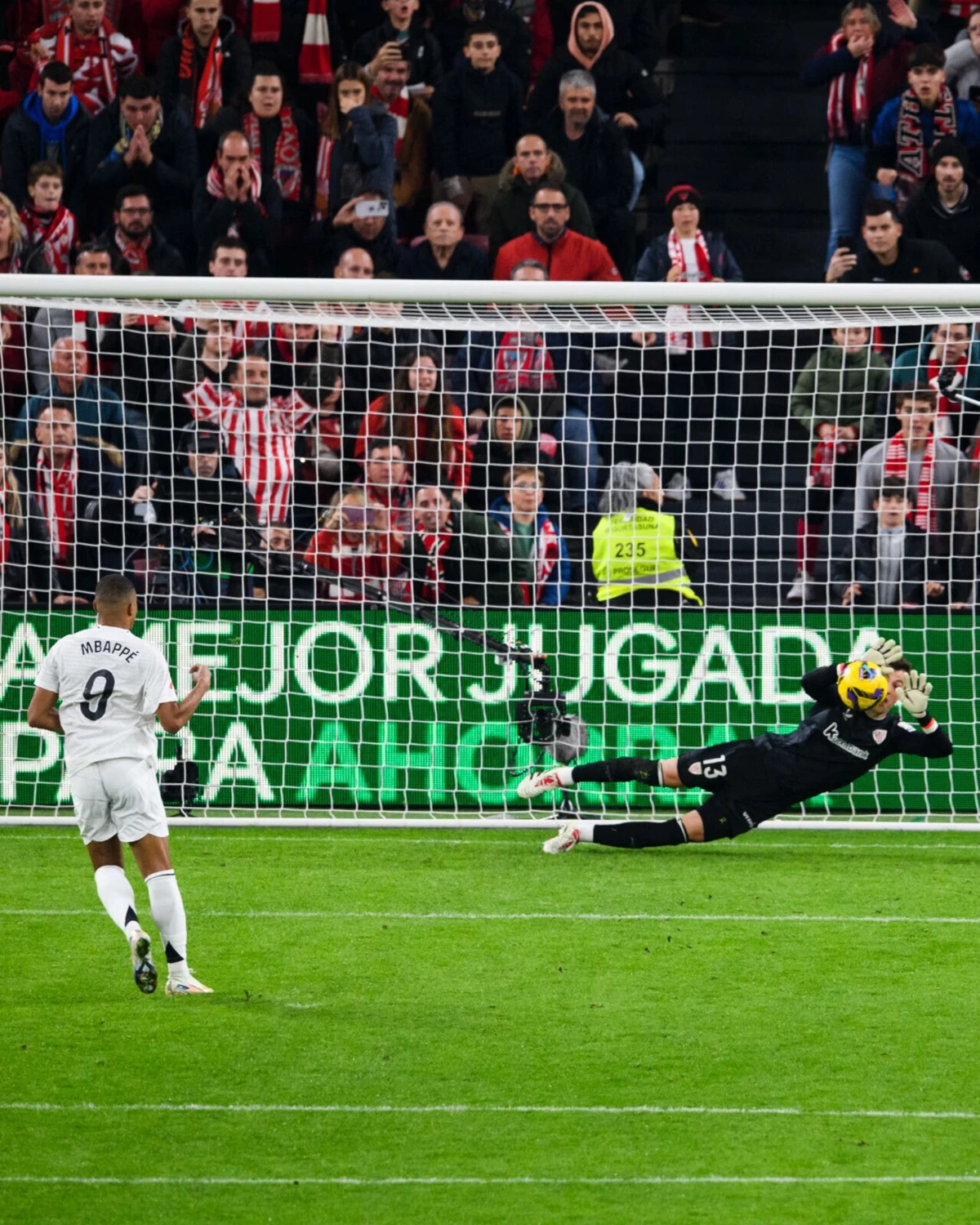 Mbappé permitiu a defesa de Agirrezabala