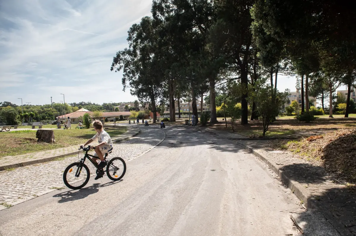 Caminho em cimento permite andar de bicicleta ou caminhar