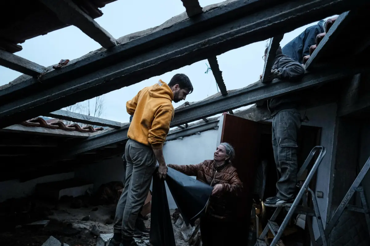 Num prédio em Touria, vizinhos e amigos juntaram-se para tentar reparar o telhado com o que conseguiram apanhar de material