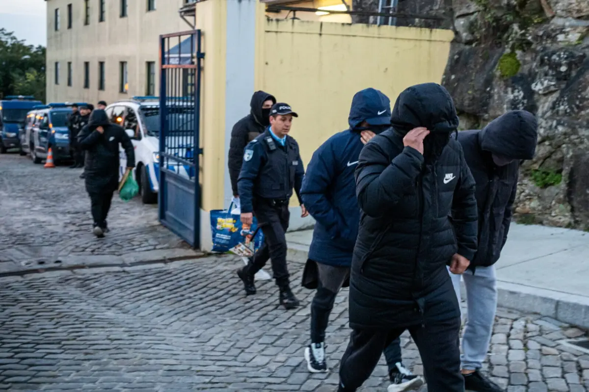 Arguidos detidos na esquadra Bela Vista foram recebidos com grande emoção por família e amigos